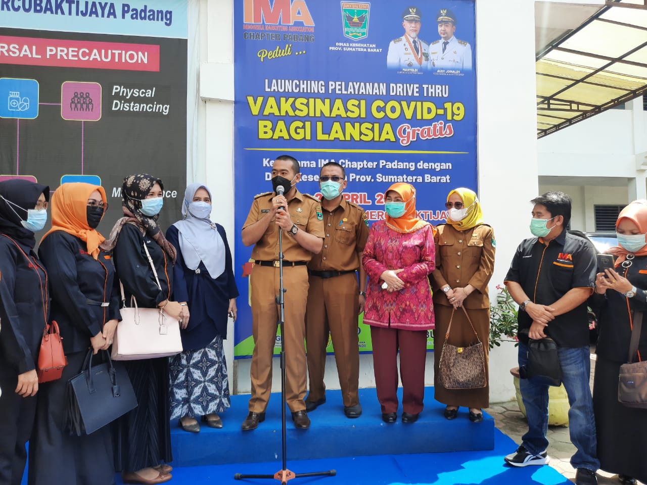 Wagub Sumbar Launching Pelayanan Drive Thru Vaksinasi Covid-19 Gratis Bagi Lansia