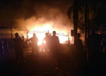Kebakaran di area Pesantren Ar Risalah. (foto: Irwanda/langgam.id)