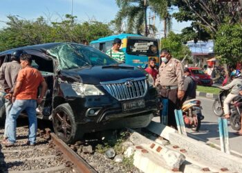 Kecelaan di perlintasan kereta api Padang. (foto: Irwanda/langgam.id)