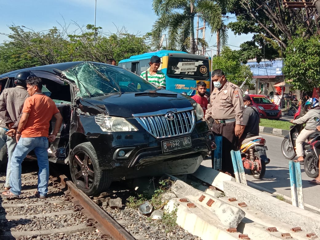 KA Sibinuang Tabrak Minibus di Padang, Sopir dan 2 Anaknya Luka-luka