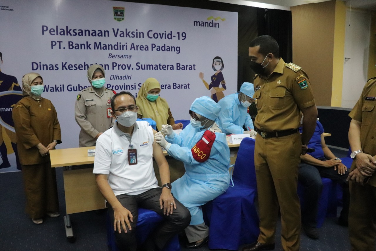 Cegah Pegawai Terkena Covid-19, Bank Mandiri Padang Gelar Vaksinasi