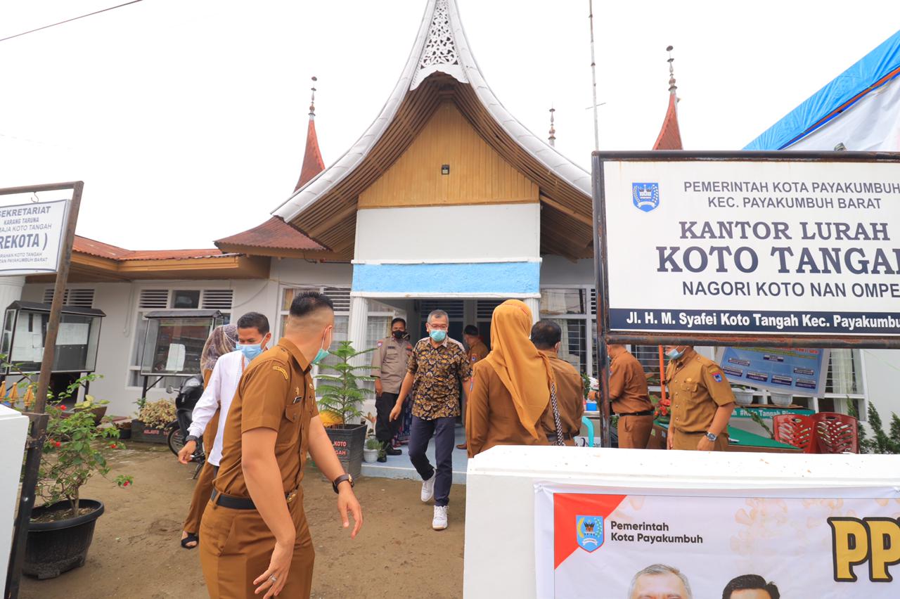 Pastikan Penanganan Covid-19 Berjalan, Wako Payakumbuh Sidak ke Posko PPKM Mikro Kelurahan