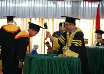 Pemindahan jambul oleh Rektor ITP Dr. Ir. Hendri Nofrianto, MT kepada wisudawan dalam prosesi wisuda ITP. (Foto: dok humas ITP)