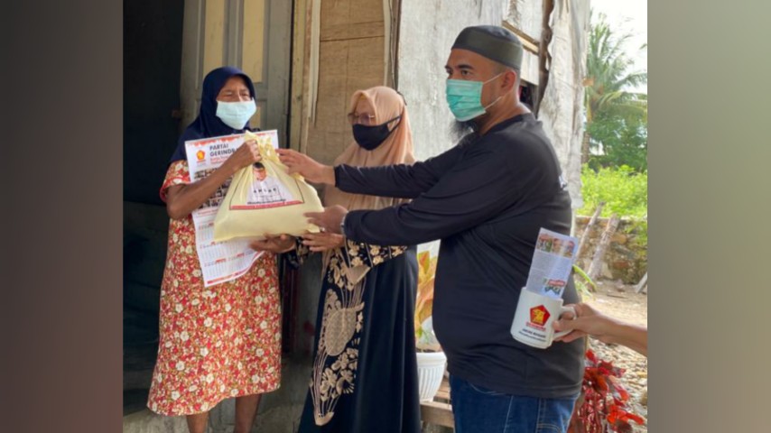 Jelang Lebaran, Andre Rosiade Bagikan Ribuan Paket Sembako untuk Warga Sumbar