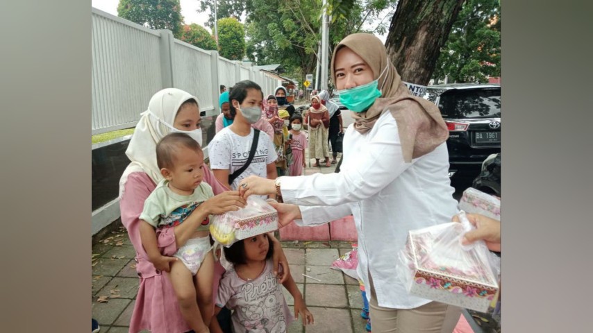 Berbagi Kebaikan, PIRA Sumbar Bagikan Nasi Kotak untuk Warga Padang