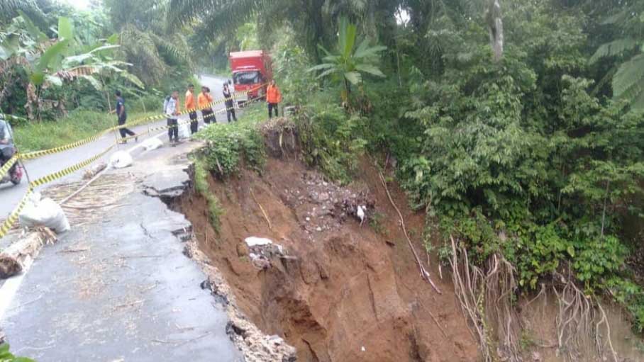 Jalan Penghubung Pariaman-Padang Alai Longsor