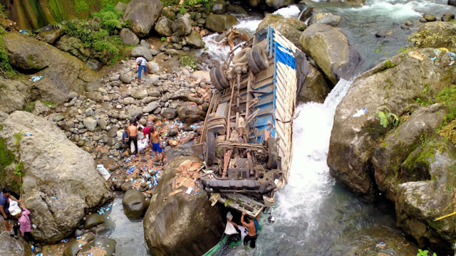 Truk Pengangkut Susu Terjun ke Sungai di Padang, Muatan Diambil Warga