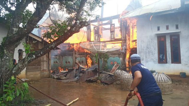 Kebakaran Rumah Gadang di Payakumbuh, Penghuni Terluka