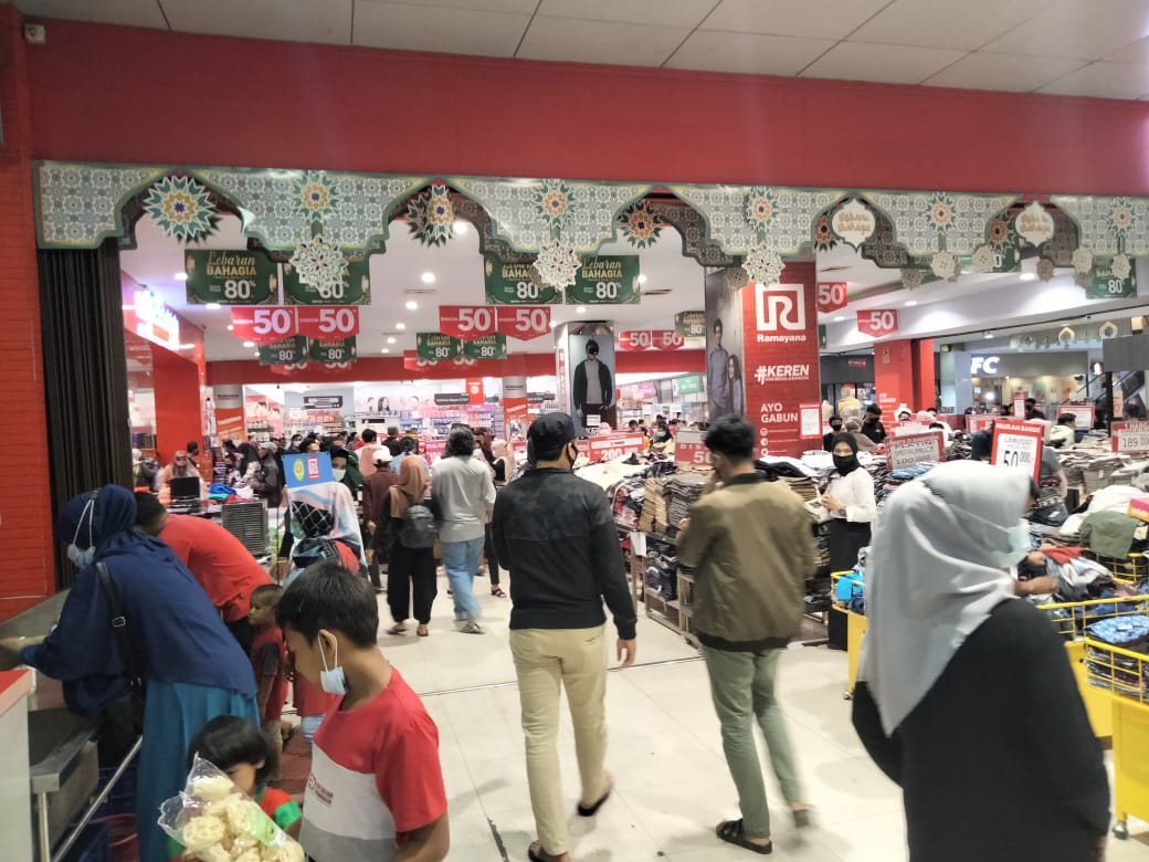 Pengunjung Plaza Andalas Padang Membludak Jelang Lebaran, Protokol Kesehatan Longgar