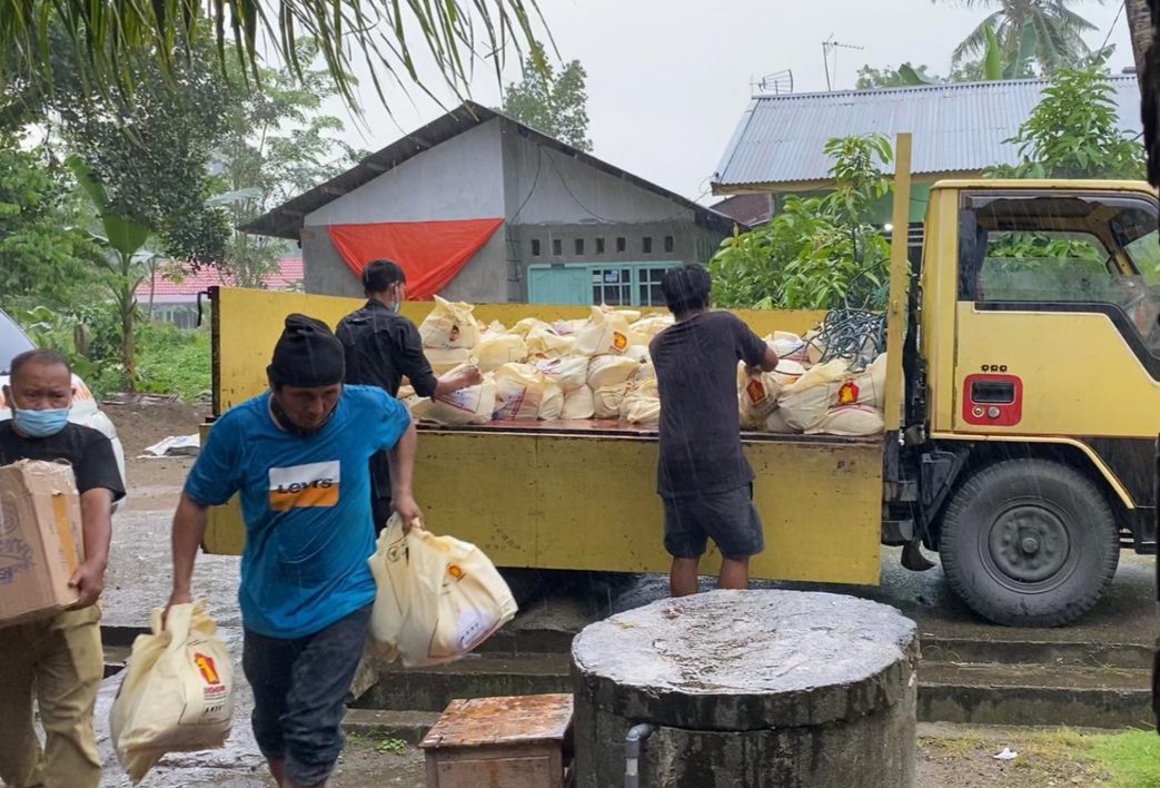 100 KK di Sungai Latuang Padang Terima Bantuan Sembako Andre Rosiade