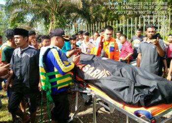 Penemuan korban salah seorang pemudik yang hanyut di Sungai Batang Kapur, Limapuluh Kota. (foto: SAR)