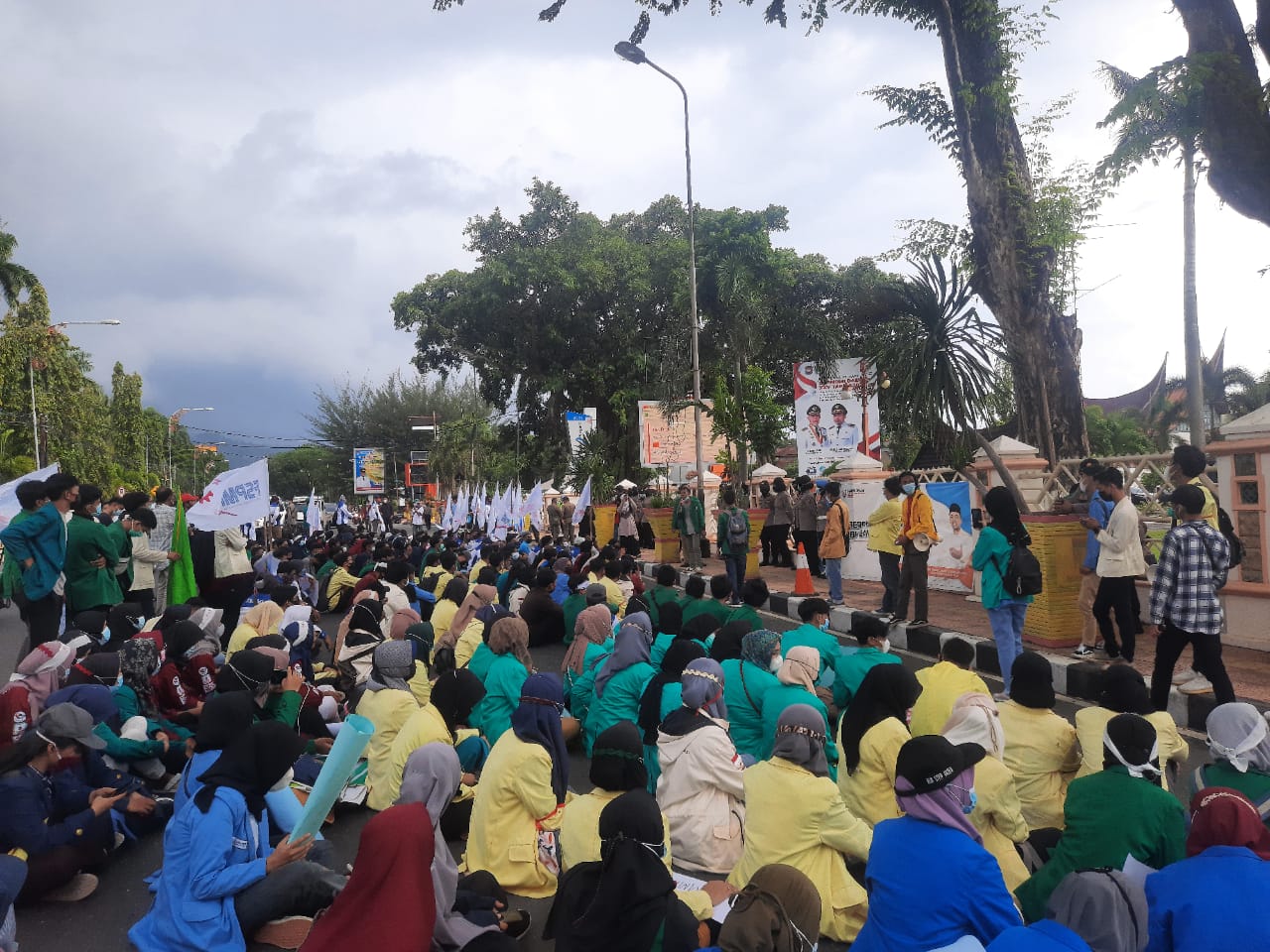 Peringati May Day, Ratusan Mahasiswa Gelar Aksi di Depan Kantor Gubernur Sumbar