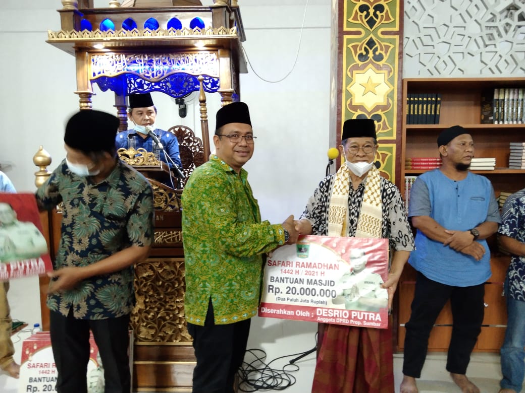 Serahkan Bantuan untuk 10 Masjid di Padang, Desrio Harap Ramadan Berikutnya Ditingkatkan