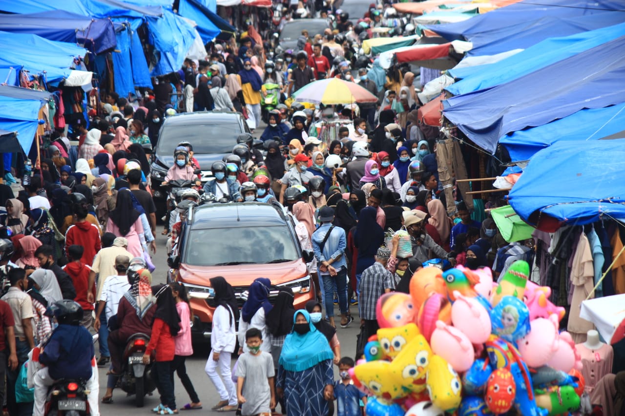 H-8 Lebaran, Pasar Raya Padang Mulai Ramai Dipadati Pengunjung