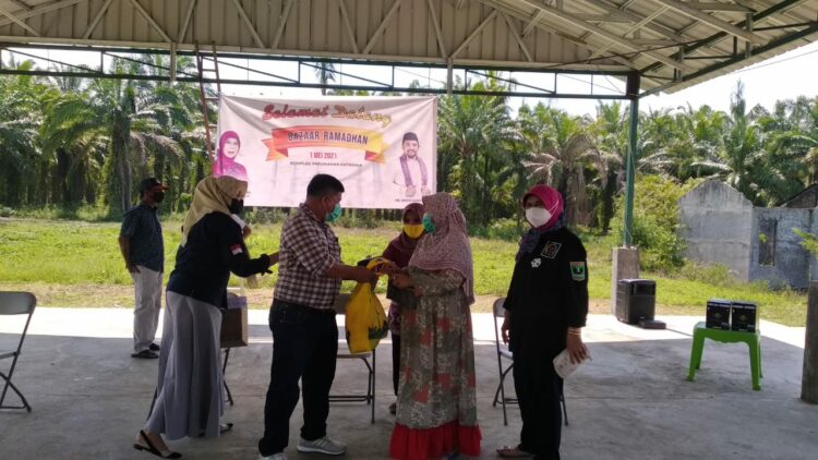 Anggota Koperasi Ar Risalah Tuah Basamo dan masyarakat mendapatkan paket sembako murah. (foto: Ian/langgam.id)
