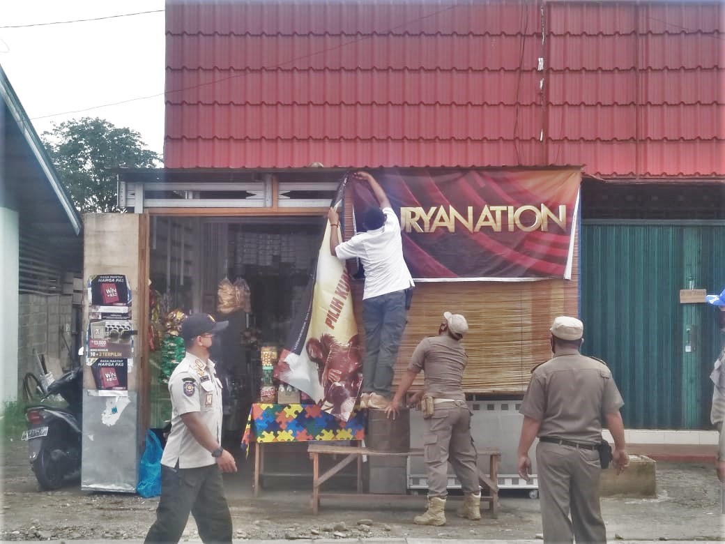 Langgar Perda, Satpol PP Payakumbuh Copot Iklan Rokok di Warung dan Fasum