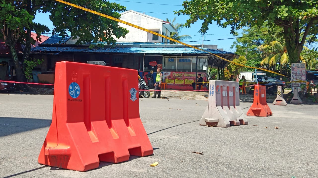 Kawasan Pantai Padang Ditutup, Petugas Suruh Wisatawan Putar Balik