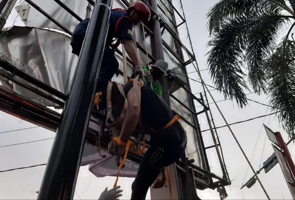 Pria di Padang Meninggal Kesetrum Listrik Saat Pasang Reklame Ucapan Selamat Idul Fitri