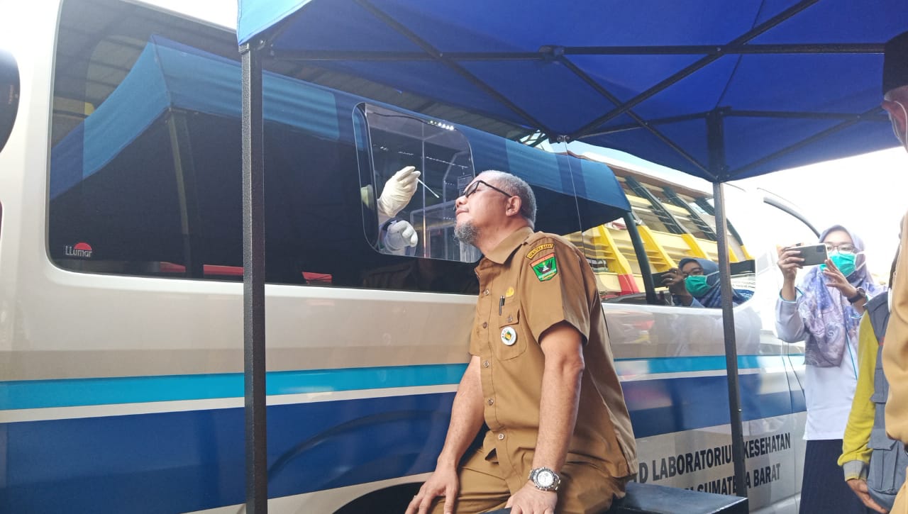 Tingkatkan Testing, Pemprov Sumbar Operasikan Mobil PCR Swab Keliling