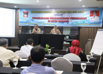 Pembahasan rancangan Perwako tentang Pengelolaan Pembangunan Perumahan di Kota Padang. (foto: Pemko Padang)