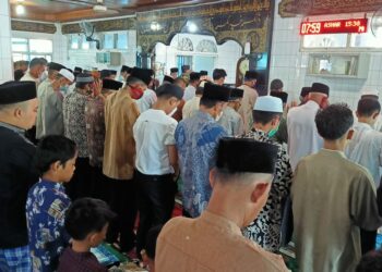 Salat Idul Fitri di Masjid Nurut Taqwa KTK, Kota Solok, Kamis (13/5), dipadati jamaah dari kawasan sekitar. Foto: YH