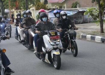 Wali Kota Padang Hendri Septa tinjau poskotis dengan sepeda motor. (Foto: Humas Pemko Padang)