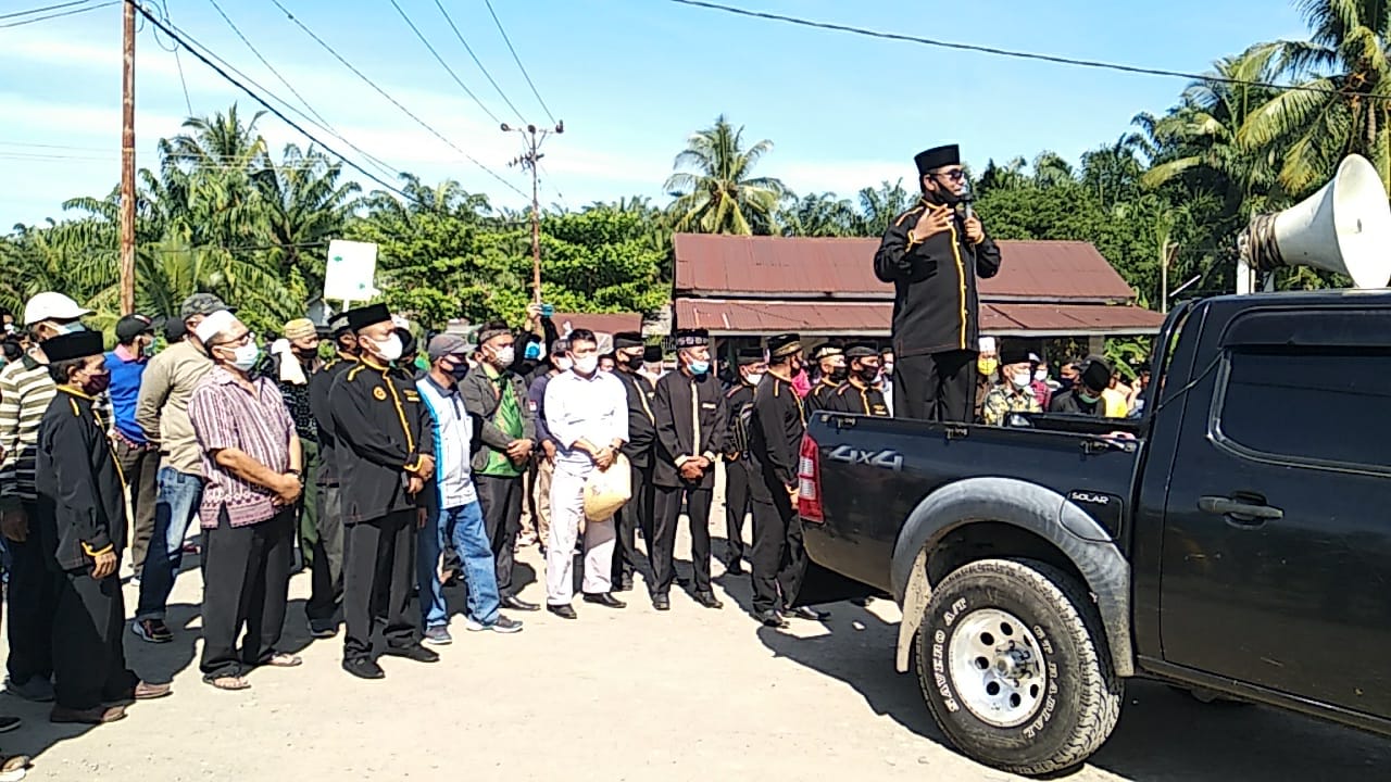 Tuntut Plasma, Warga Pasaman Barat Tutup Jalan Menuju PT LIN