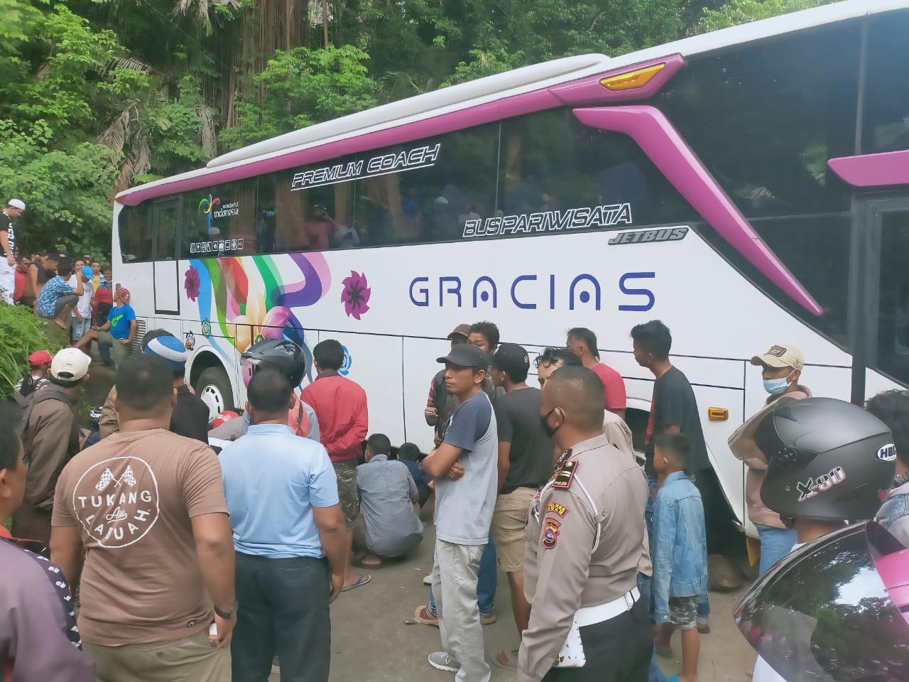 Perjuangan Bus Pariwisata Taklukkan Kelok 44 Belum Berakhir, Kini Nyangkut Lagi