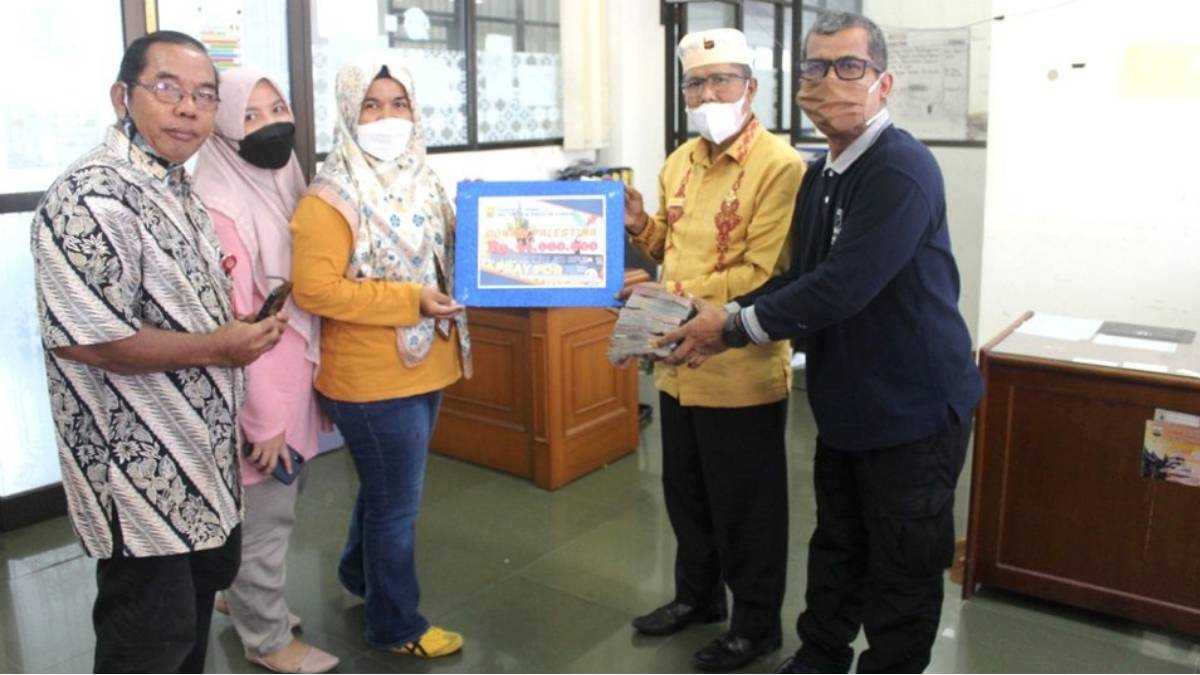 Disdikpora Pariaman Serahkan Bantuan Rp44 Juta Untuk Palestina