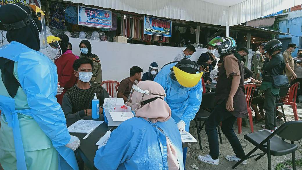 Tak Bermasker, Puluhan Pengunjung Terminal Aur Kuning Bukittinggi Jalani Tes PCR