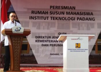 Dirjen Perumahan Kementerian PUPR meresmikan rusun mahasiswa ITP Padang. (Foto: Ist)