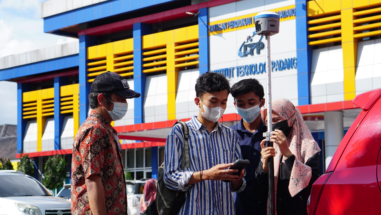 Teknik Geodesi ITP Gelar Kuliah Tamu dan Demo Alat GNSS Titan TR7