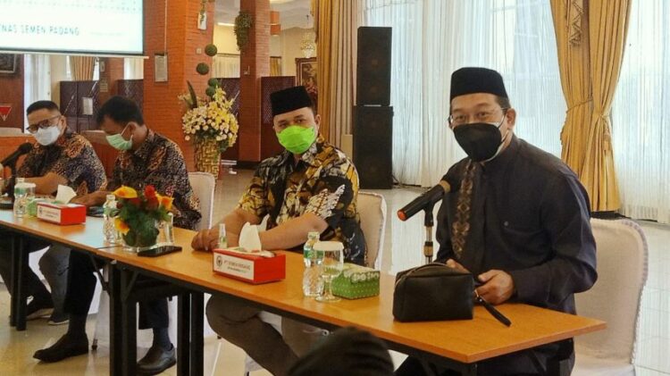 Direktur Keuangan PT Semen Padang Tubagus Muhammad Dharury (paling kanan) ketika menerima Tim Komite Nasional Ekonomi Keuangan  Syariah (KNEKS) mengunjungi PT Semen Padang(ist)