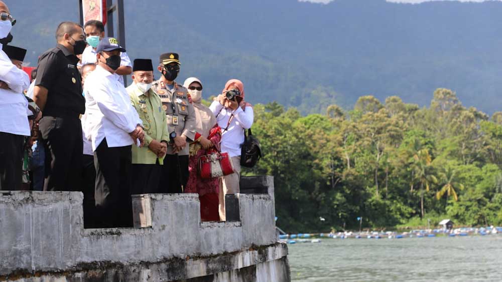 Tinjau Danau Maninjau, Menteri KKP Minta Pemda Fasilitasi Budidaya Ikan di Darat
