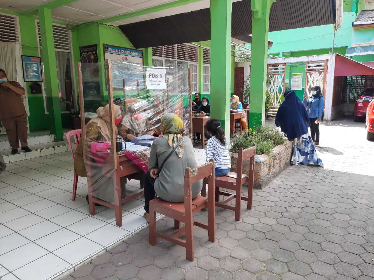 Hari pertama pendaftaran tahap I Penerimaan Peserta Didik Baru (PPDB) SD negeri di Padang tahun 2024 sudah mulai ramai calon siswa