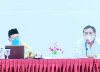 Rektor UNP Ganefri dan Edy Utama dalam diskusi dan peluncuran buku. (Foto: Youtube Valoranews TV)