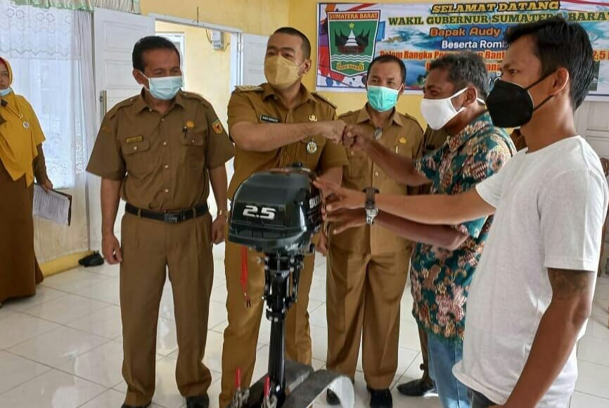 Beri Bantuan Mesin Kapal, Wagub Ajak Nelayan Jaga Ikan Bilih Danau Singkarak