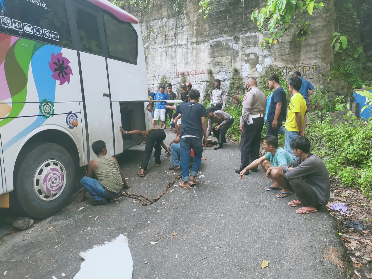 Bus Pariwisata Nyangkut di Badan Jalan Kelok 44, Evakuasi Berlangsung 6 Jam