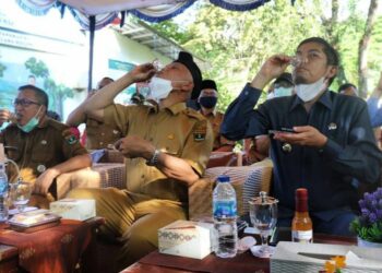 Gubernur Sumbar Mahyeldi dan Wako Sawahlunto minum madu. (foto: IG Mahyeldi)