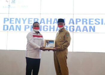 Gubernur Sumbar Mahyeldi menerima penghargaan dari Badan Perlindungan Pekerja Migran Indonesia (BP2MI). (foto: IG Mahyeldi)