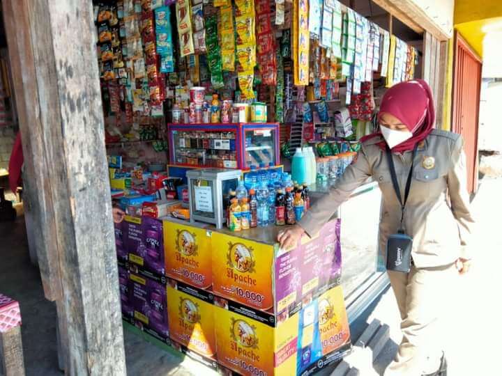 Tegakkan Perda, Satpol PP Padang Panjang Tertibkan Iklan Rokok di Warung-warung