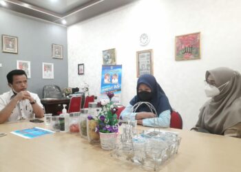 Perwakilan orang tua bertemu dengan Ketua Panitia PPDB Online SMA SMK Sumbar Suindra. (foto: Rahmadi/langgam.id)