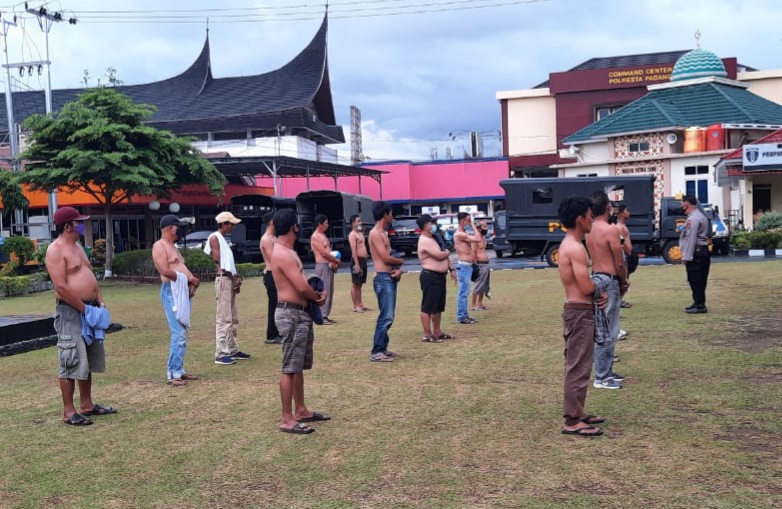 Diduga Palak Sopir Angkot, Belasan Pelaku Pungli Diamankan di Pasar Raya Padang