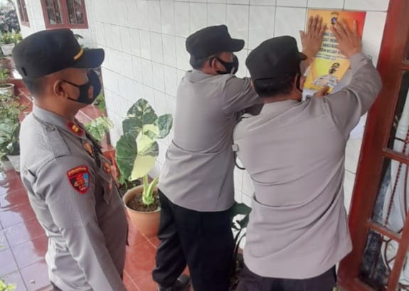 Putus Mata Rantai Covid-19, Polsek Danau Kembar Solok Pasang Stiker Pencegahan