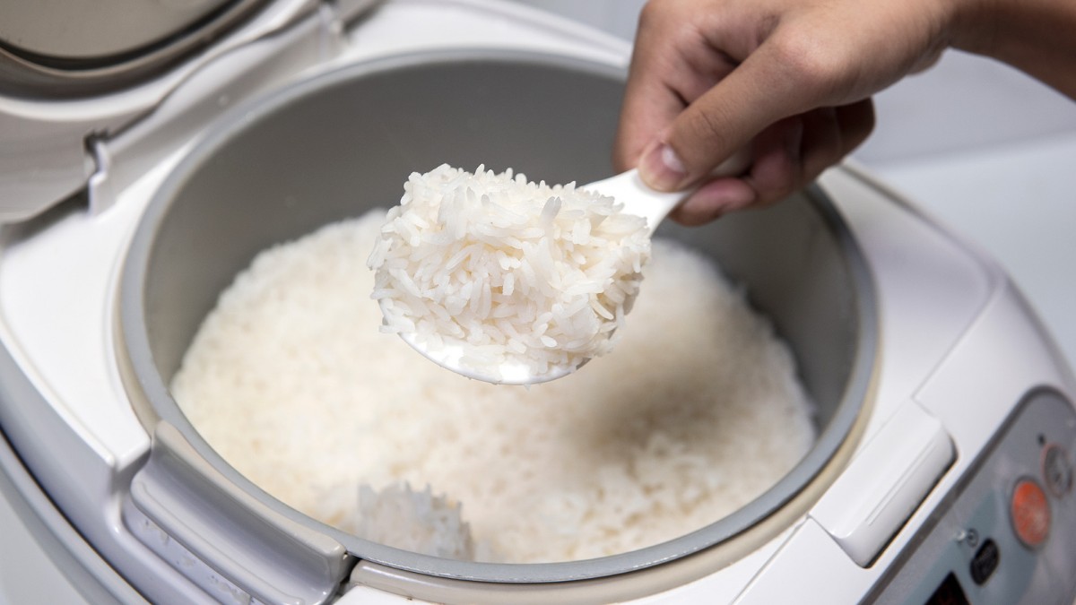 Nasi Cepat Basi dalam Rice Cooker? Atasi dengan Cara Ini