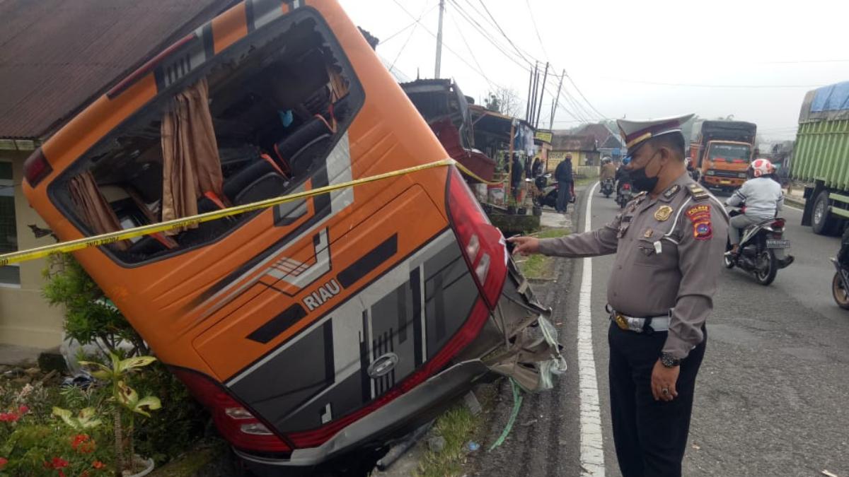 Truk menabrak bus