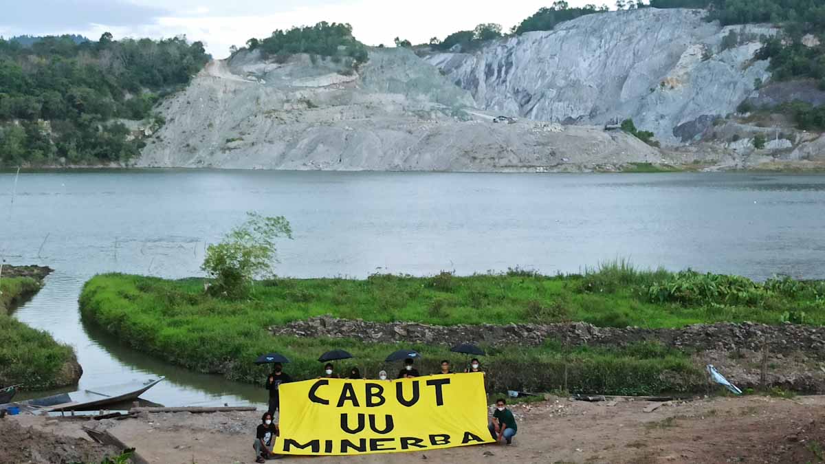 Ikut Uji Materi ke MK, LBH Padang Bentangkan Spanduk "Cabut UU Minerba"