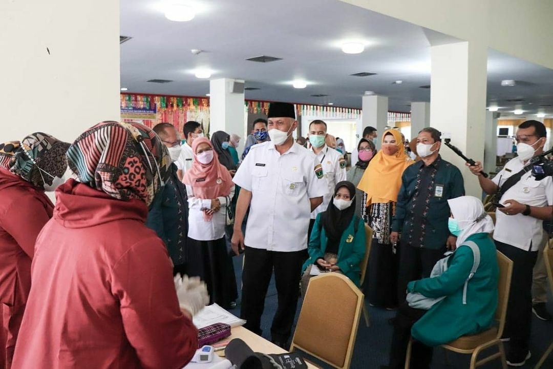 Langgam.id-Gubernur Sumbar meninjau vaksinasi