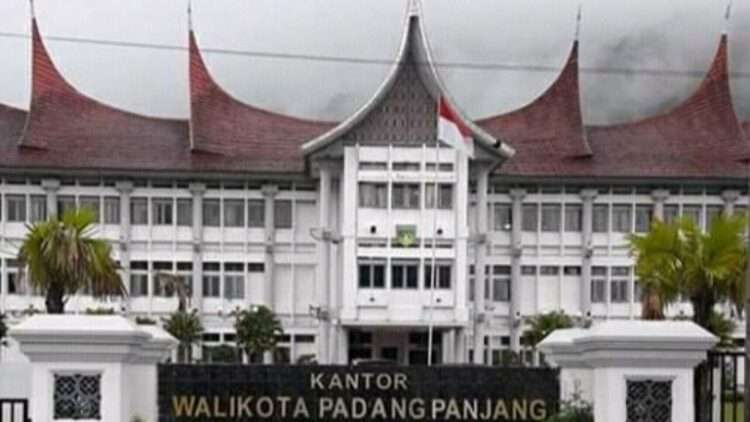 Pemko Padang Panjang membebaskan biaya retribusi Persetujuan Bangunan Gedung (PBG) bagi masyarakat berpenghasilan rendah (MBR).