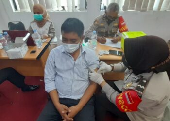Kegiatan vaksinasi di kantor PNM Padang. (Foto: humas pnm)